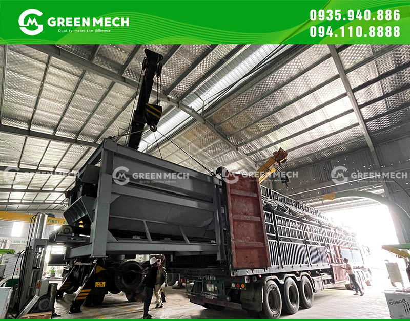 Quá trình cẩu và đưa máy bóc vỏ cây 2 trục lên xe và vận chuyển đến Bình Phước