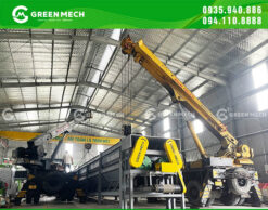 Máy bóc vỏ cây 2 trục đang được đưa lên xe để di chuyển đến Bình Phước
