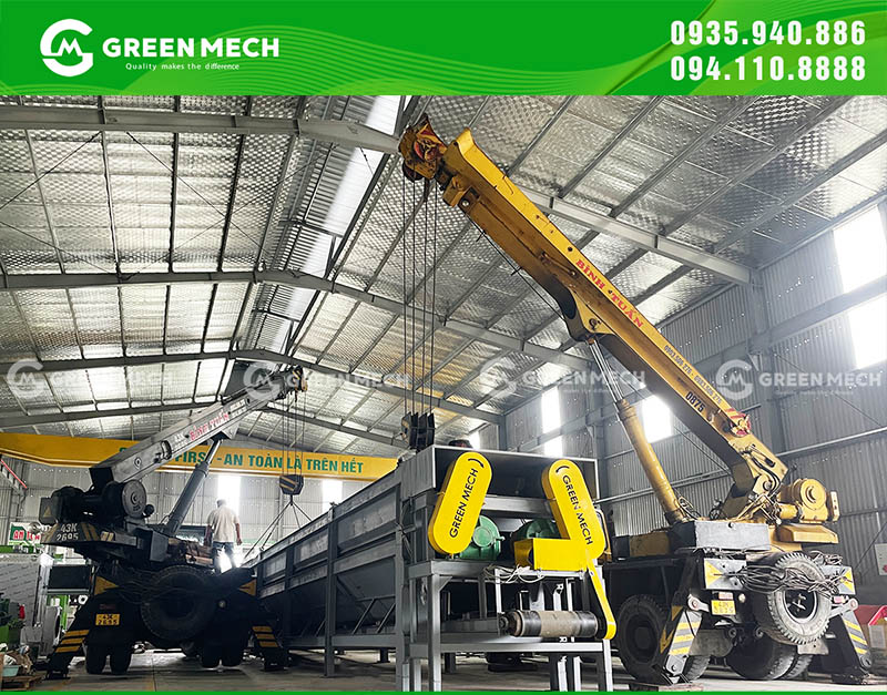 Máy bóc vỏ cây 2 trục đang được đưa lên xe để di chuyển đến Bình Phước